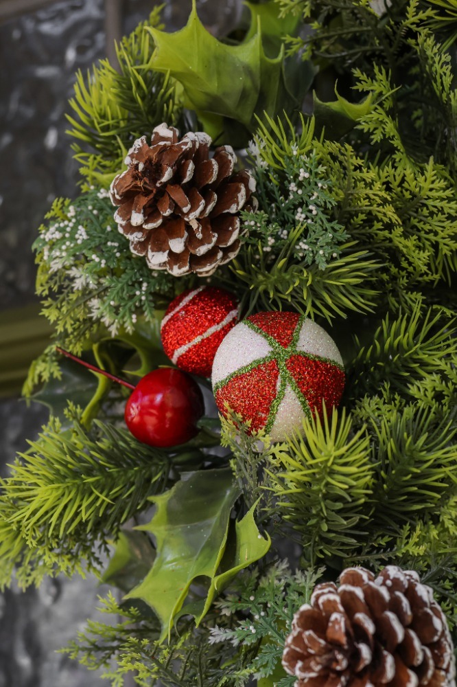 18 Inch Christmas Wreath & Red Door Bow