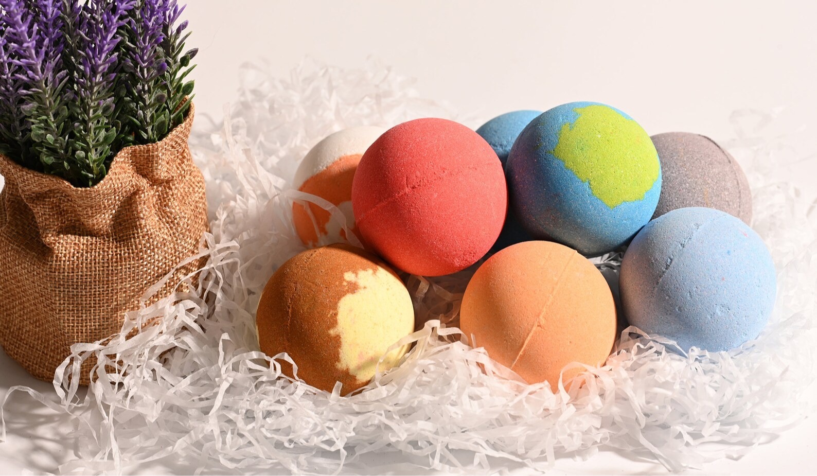 Luxury Planet Themed Bath Bomb Gift Set. Pack of 8 Luxury Bath Bombs enriched with shea Butter and Natural Essential Oils