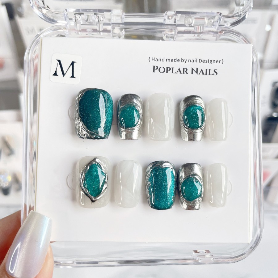 B040 Blue Cat Eyes Short Nails