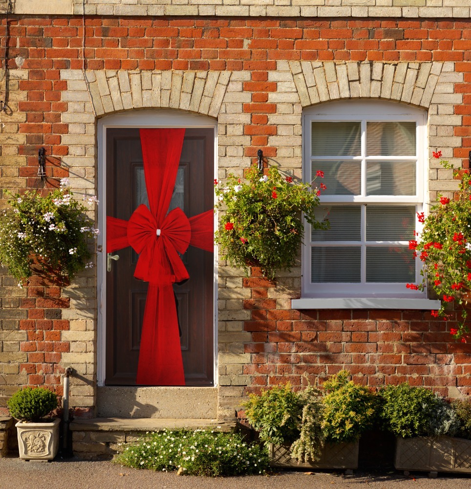 18 Inch Christmas Wreath & Red Door Bow